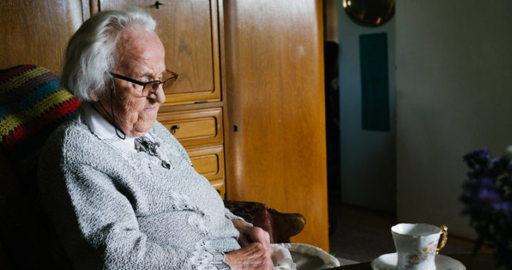 Konceptuāli vienojas par pabalsta izmaksu pensionāriem un cilvēkiem ar invaliditāti