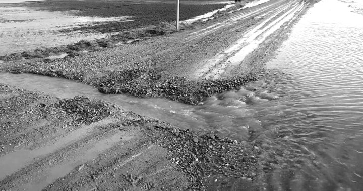 Netālu no gāzes vada Jaunpils novadā applūdis ceļš/Papildināts/