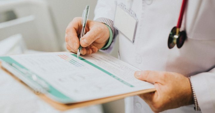 Pieņem politiskus vai profesionālus lēmumus?