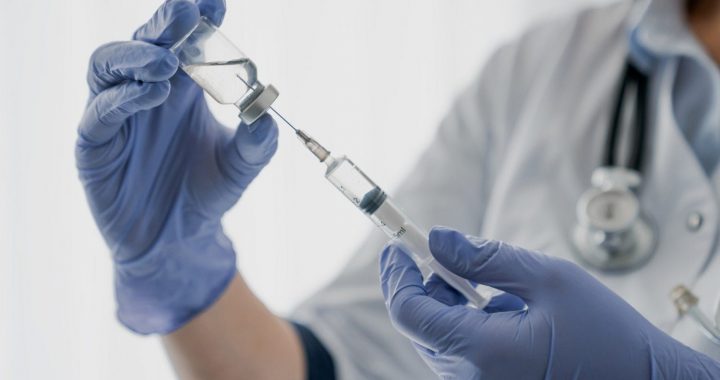 Uz laiku aptur vakcināciju ar «AstraZeneca»