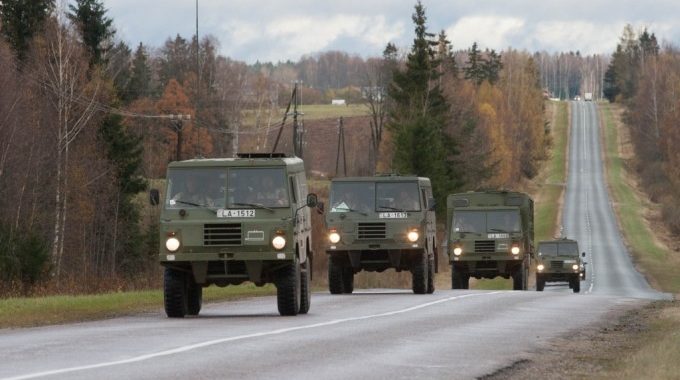 Brīvdienās var gadīties sastapties ar militāro transportu