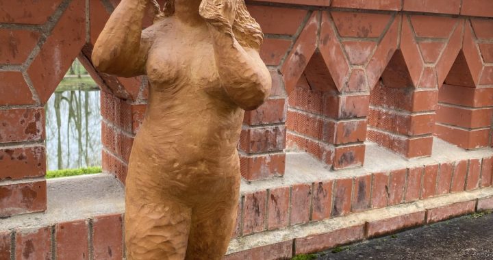 Jaunmoku pils parkā tiks atklāta tēlnieces Andas Poikānes darbu izstāde “…dabiski…”