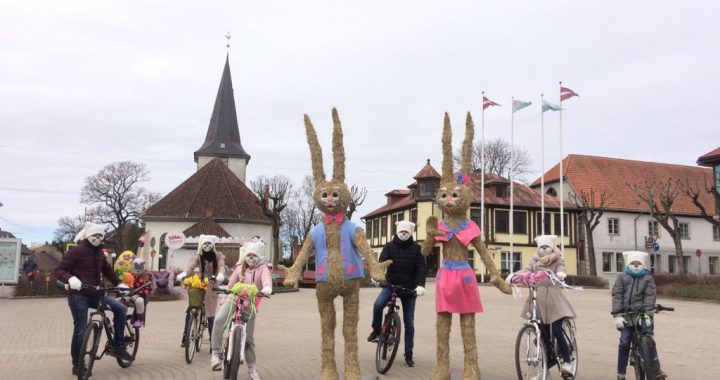 Zaķu ģimene sāk ceļojumu Tukuma ielās