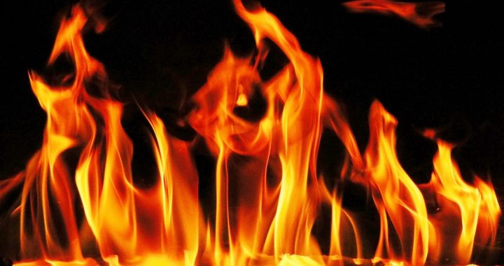 Tā nebija drēbju kaudze! Tur dega cilvēks!