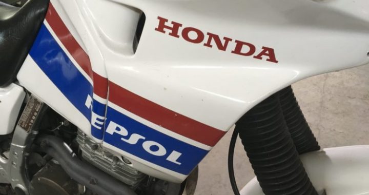 Sieviete notriec motociklistu