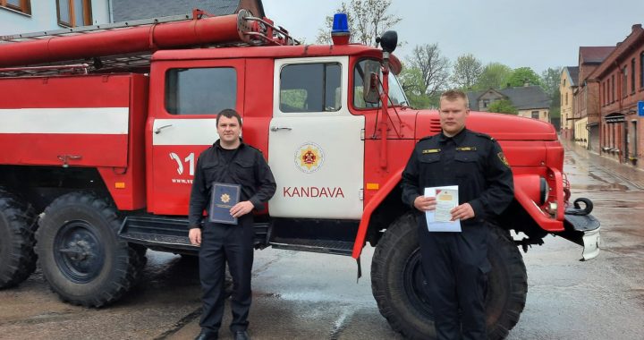 Pasniedz apbalvojumus VUGD Zemgales reģiona brigādes amatpersonām