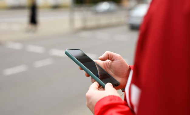 Iesit un atņem telefonu nepilngadīgam zēnam