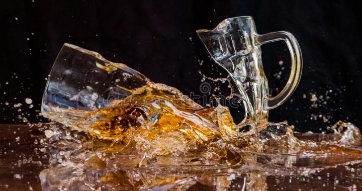 Piedzēries vīrietis ārdās kafejnīcās