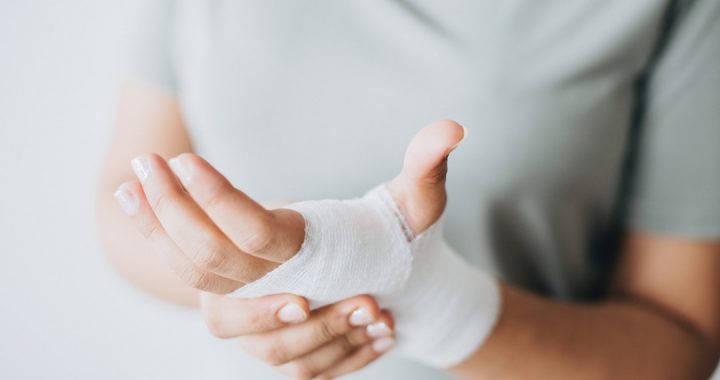 Vīrietim rokā uzsprāgst petarde