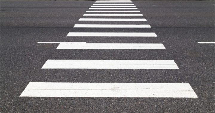 Tukumā traktors notriec gājēju