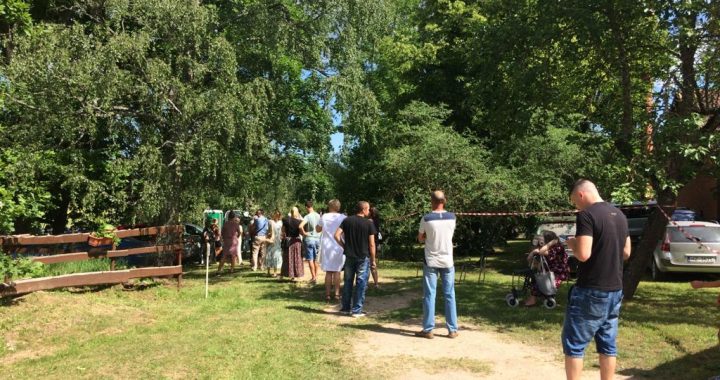 Izbraukuma vakcinācija pie Jaunmoku pils