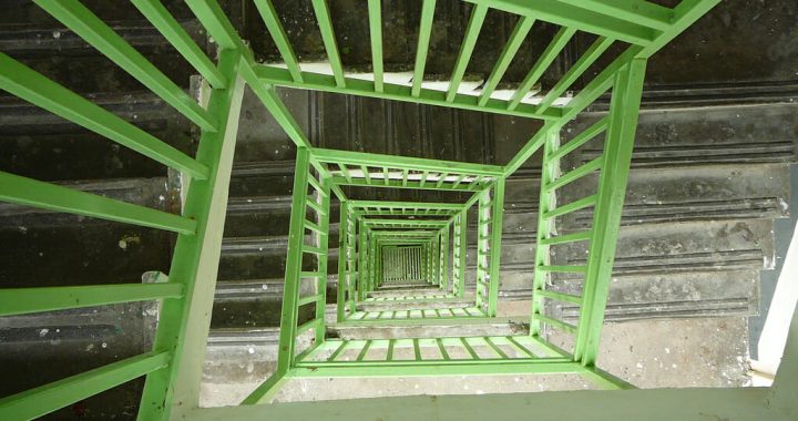 Alkohola reibumā pārkrīt pāri kāpņu margām