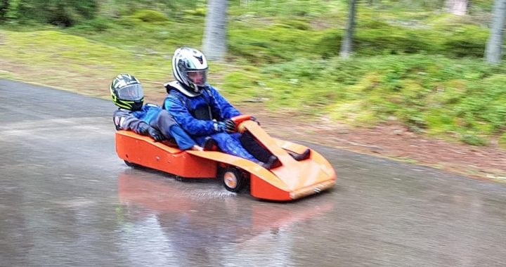 Aizvadīts pirmais minikāru sacensību posms