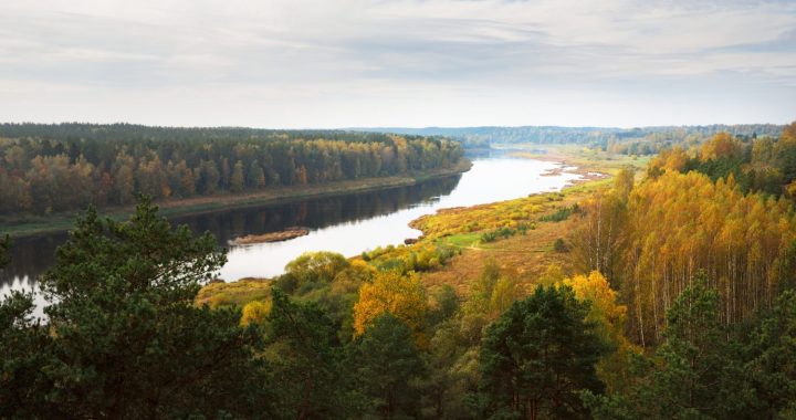 10 brīnišķīgas vietas rudens pastaigām pie Latvijas upēm