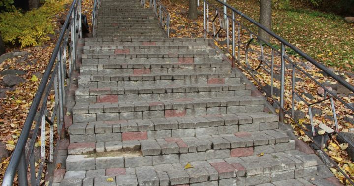 Kad salabos pakāpienus un ielu apgaismojumu?
