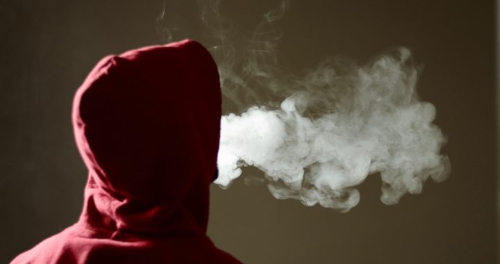 Elektroniskās cigaretes smēķē arī bērni. Aicina vecākus pievērst uzmanību