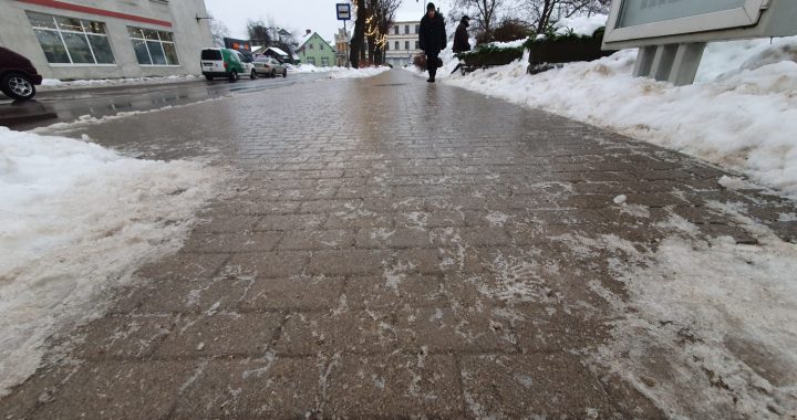 Šļūciet uzmanīgi!