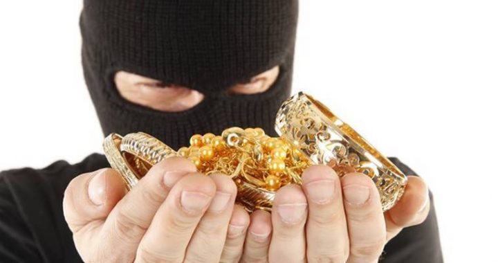 Engurē nozagtas dārglietas