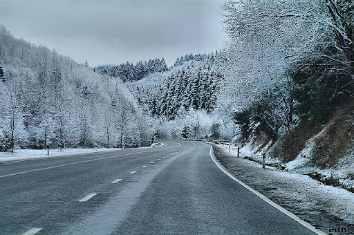 Autovadītāju ievērībai: šorīt visā Latvijā  autoceļi sniegoti un apledo, strādā 166 ziemas tehnikas vienības
