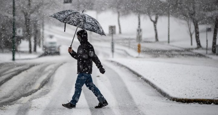 Autovadītāju ievērībai: vietām joprojām ir īpaši apgrūtināti braukšanas apstākļi; pēcpusdienā austrumu daļā tos pasliktinās putenis