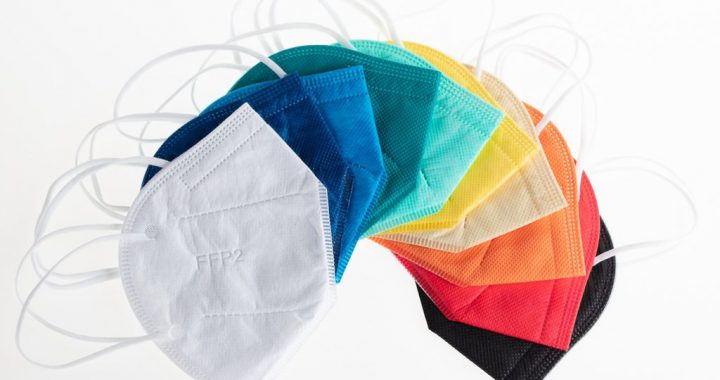 Sabiedriskās vietās būs jāvalkā medicīniskās sejas maskas vai respiratori; izmaiņas izolācijas un mājas karantīnas laikos