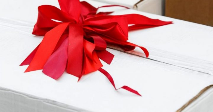 Advokātu birojs Ellex Kļaviņš pasniedz Ziemasvētku dāvanu mediķiem