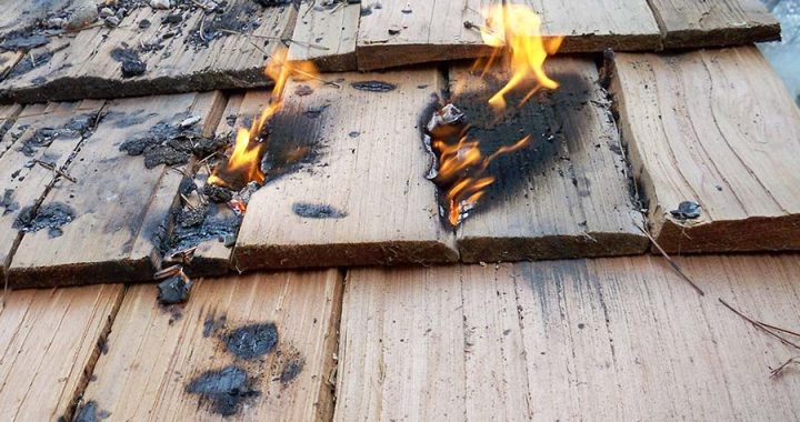 Tukumā, dzēšot ugunsgrēku, cietis cilvēks