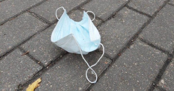 Kā pareizi rīkoties ar izlietotām vienreizlietojamām medicīniskajām sejas maskām un respiratoriem