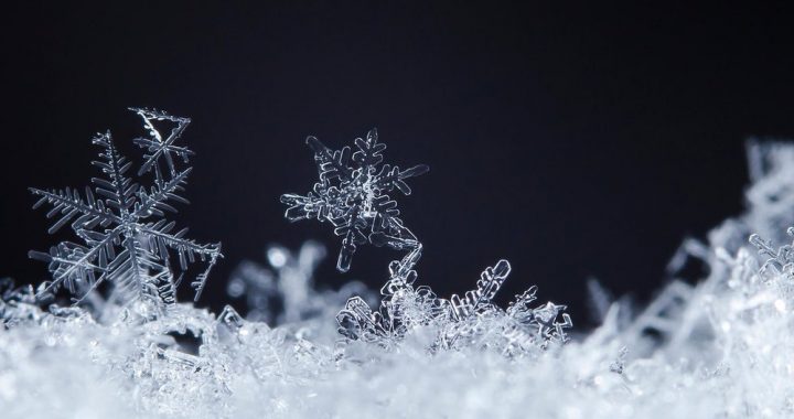 Autovadītāju ievērībai: šorīt Latgalē, Vidzemē, Zemgalē un vietām Kurzemē autoceļi sniegoti un apledo, strādā 113 ziemas tehnikas vienības