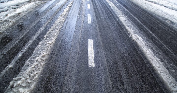 Autobusi kavējas slidenu ceļu dēļ. Arī – Tukuma pusē
