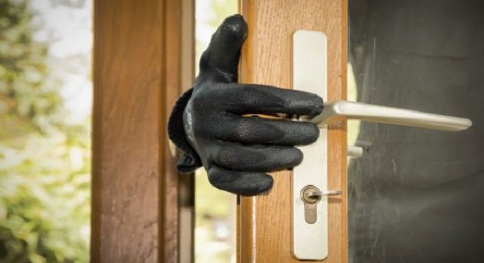 Policisti pa karstām pēdām aiztur iespējamo kramplauzi, kurš no mājām centās nozagt mēbeles