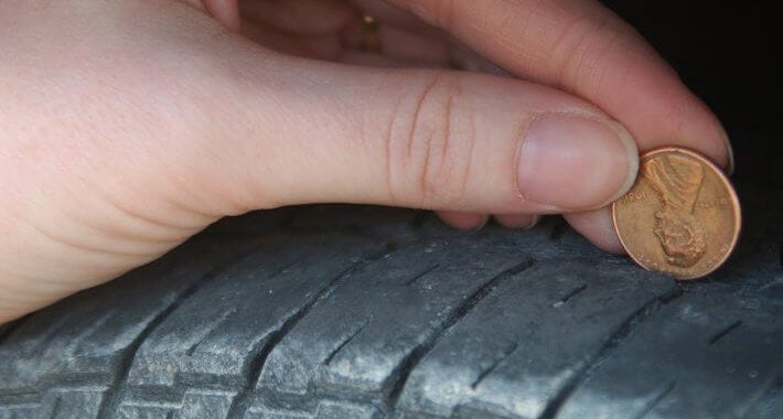 Tukumā pārbauda automašīnu riepu atbilstību braukšanai ziemas apstākļos