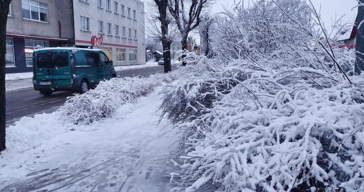 Autovadītāju ievērībai: visā valsts teritorijā autoceļi ir sniegoti un slideni