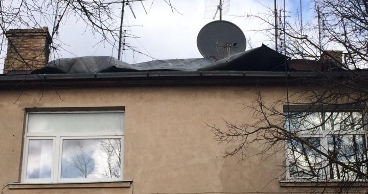 Vējš Tukumā mājai atrāvis jumtu