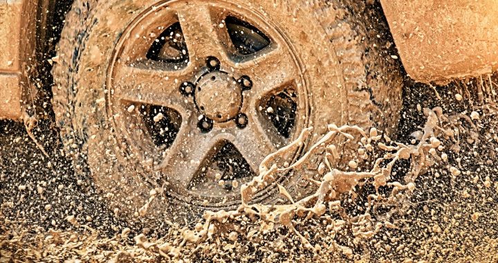 Autovadītāju ievērībai: uz grants ceļiem Kurzemē šķīdonis, bet centrālajā un austrumu daļā tie ir apledojuši