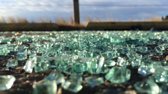 Stiklu izmest nedrīkst!