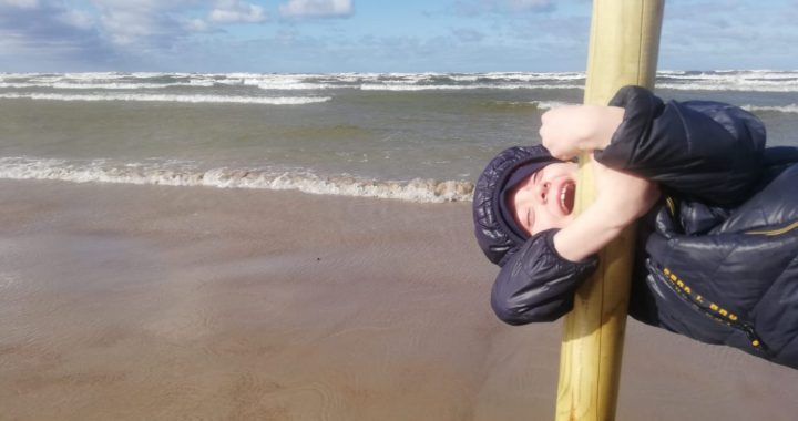 Atrauj jumtus un gāž kokus/VIDEO/