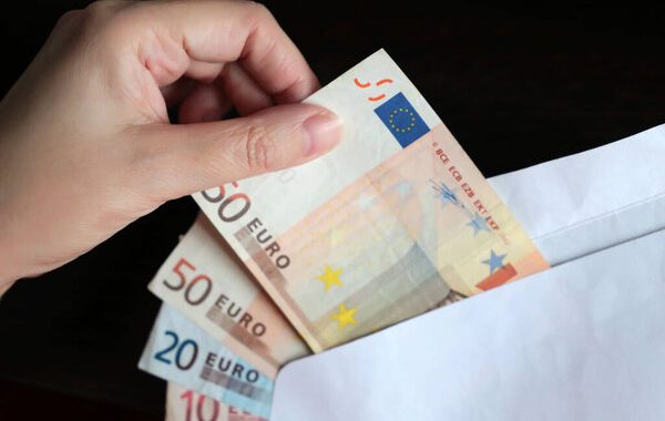 Uzsākts kriminālprocess par aplokšņu algu izmaksu