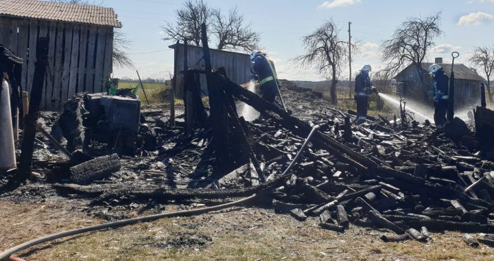 Nodeg šķūnītis un traktors