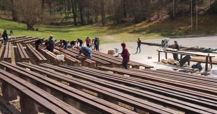 Pašvaldības darbinieki talkas laikā krāso estrādes solus