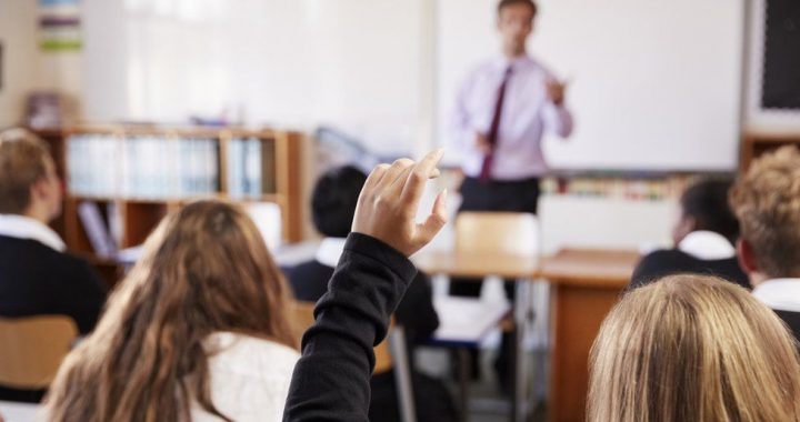 Atceļ prasību par Covid-19 vakcinācijas vai pārslimošanas sertifikāta nepieciešamību pedagogiem   