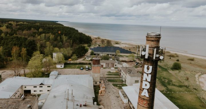 Izveidots unikāls saules paneļu parks Rīgas līča krastā, tepat Engurē