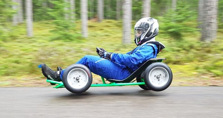 Mārtisoni turpina startēt minikāros