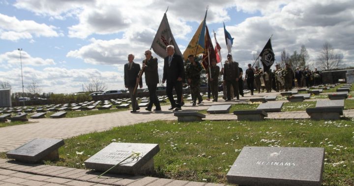 Lestenē piemin Otrajā pasaules karā kritušos karavīrus /FOTO/