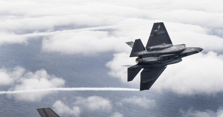 Nacionālie bruņotie spēki aicina iedzīvotājus iemūžināt ASV Bruņoto spēku gaisa kuģu pārlidojumu virs Rīgas