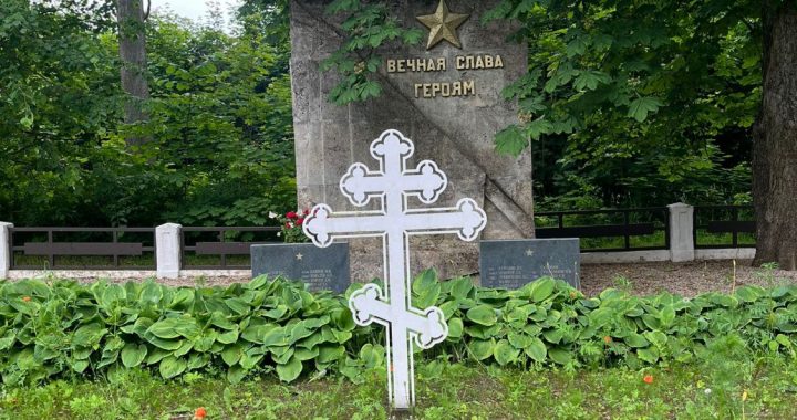 Tukumā apgāž pieminekli un sabojā krustu