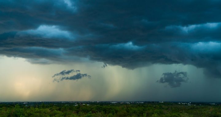 Latvijā gaidāms pērkona negaiss; “Sadales tīkls” atgādina par drošības pasākumiem negaisa laikā