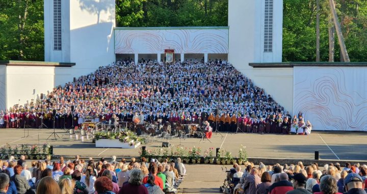 Izskanējis sievu un vīru koru koncerts ‘Divi Doti’ Durbes estrādē Tukumā