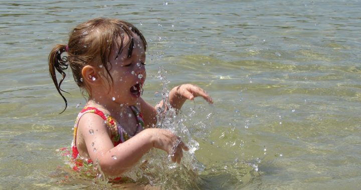 Pēc peldes Melnezerā sūdzas par niezi!