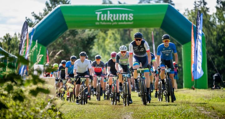 Andris Vosekalns un Renāte Rodionova uzvar Latvijas pirmajās 100km gravel riteņbraukšanas sacensībās Tukumā